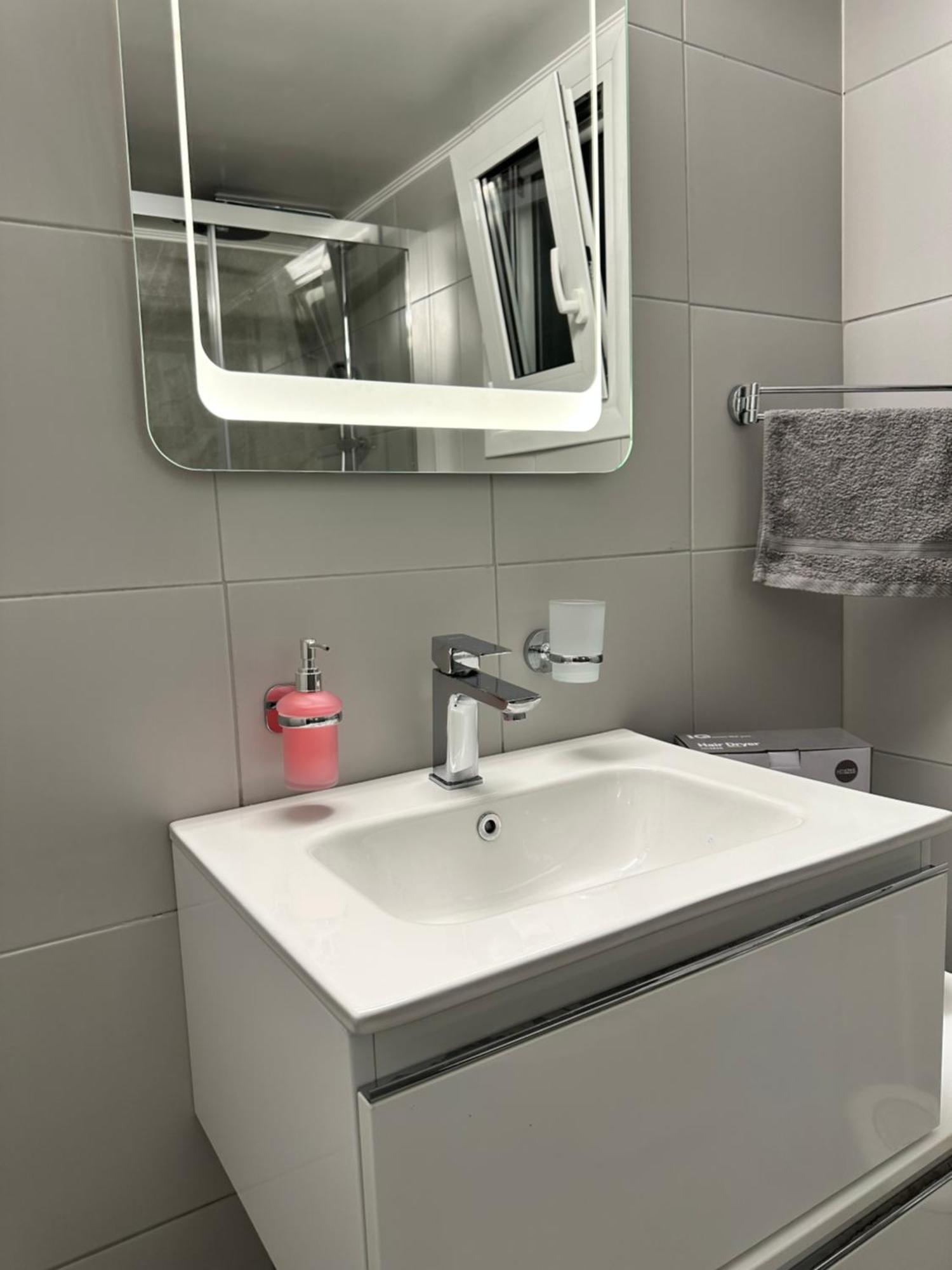 Kypseli Contemporary Comfort For 6 Daire