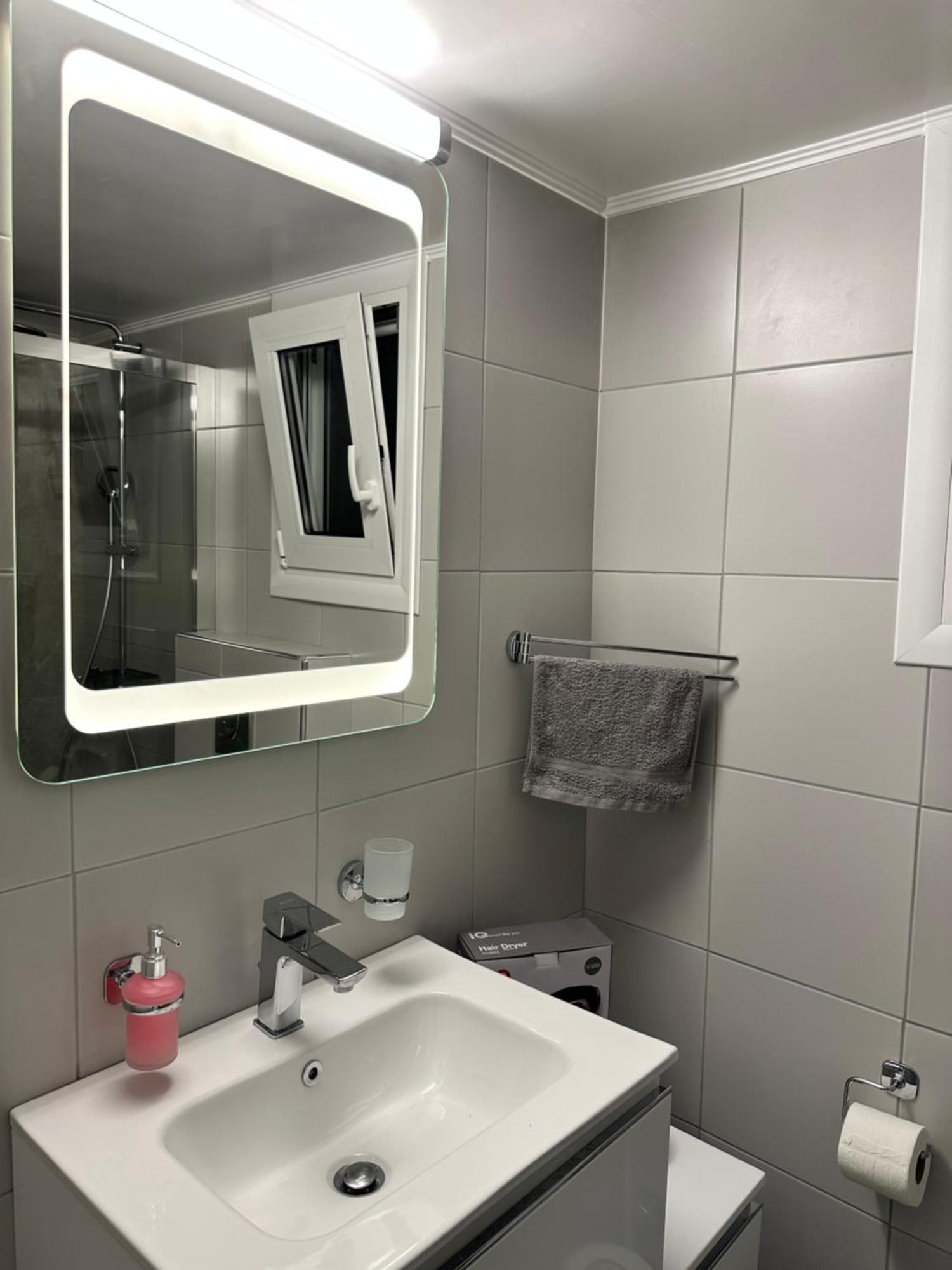 Kypseli Contemporary Comfort For 6 Daire