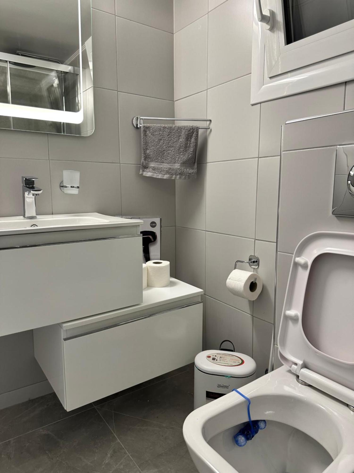 Kypseli Contemporary Comfort For 6